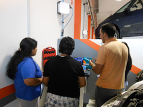 Las franquicias Repara Tu Vehículo dan cursos de mecánica para mujeres