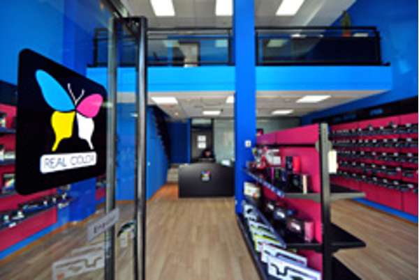 Suiza inaugura su primera franquicia Real Color