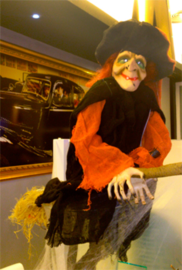 Cenar disfrazado en franquicias La Mafia tiene premio